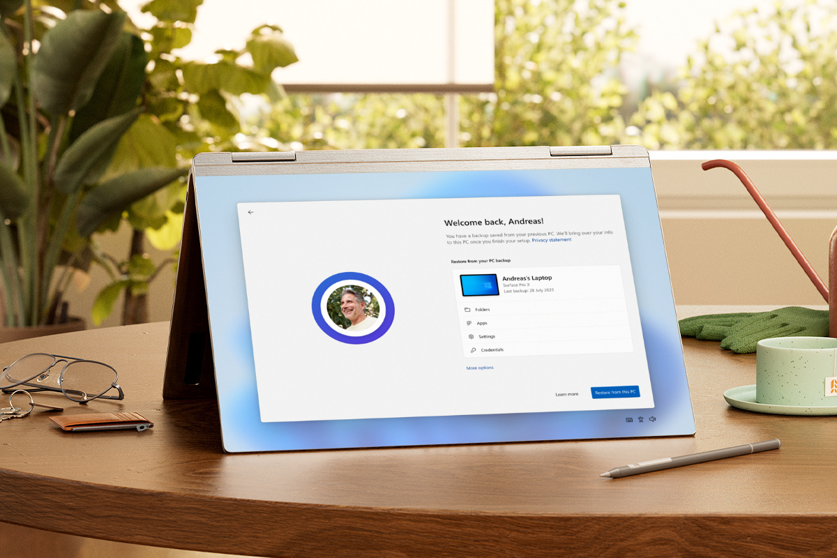 Un PC pieghevole aperto che mostra un'app per iniziare