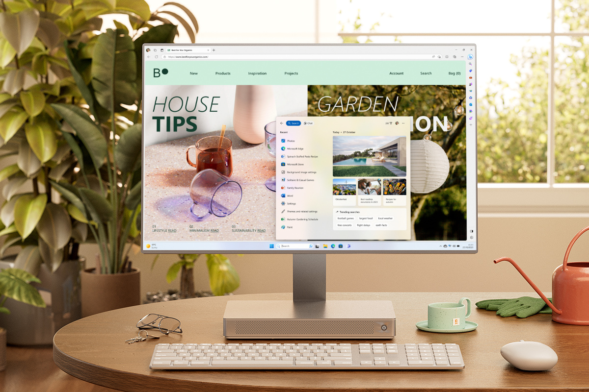 Un PC Windows che mostra il menu Start su un tavolo