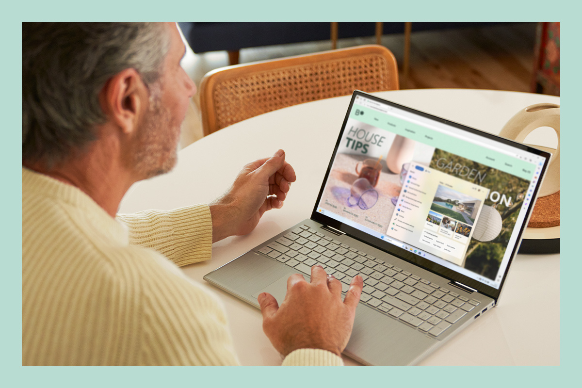 Un uomo lavora usando un laptop con Windows 11.