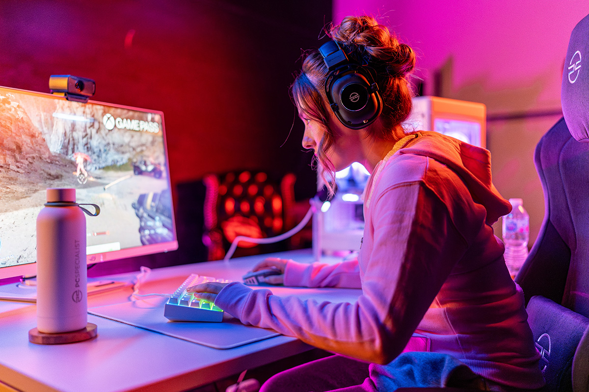 Un gamer usa un PC PCSpecialist per giocare